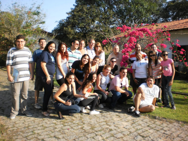 amigos sentados em frente a caravela na fazenda dos cordeiros