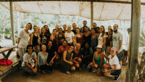 grupo de estudantes da Universidade de Breda sentados na Fazenda dos Cordeiros