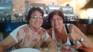 Idosa e jovem aproveitando o prazer da natureza